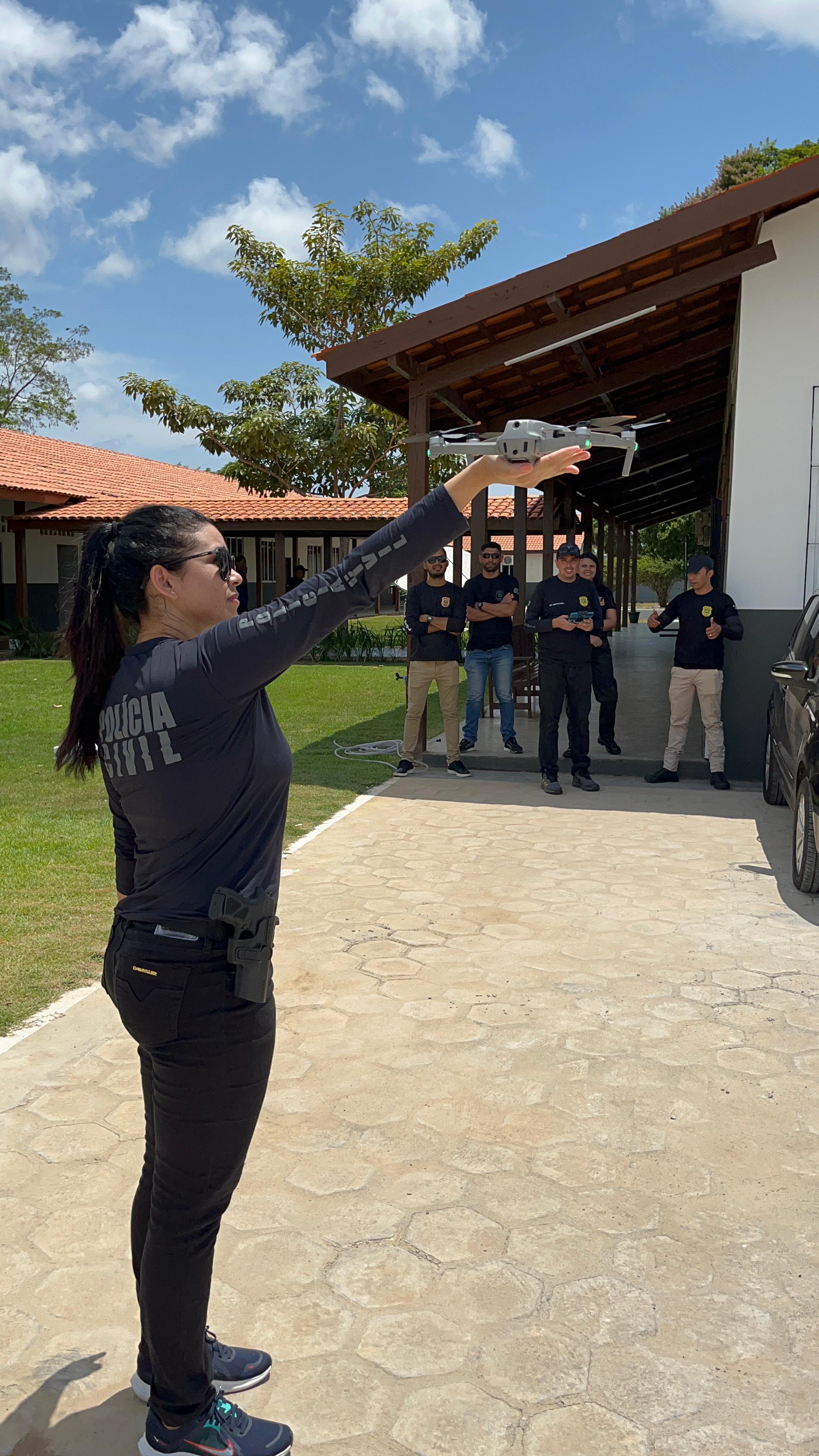POLICIAIS CIVIS RECEBEM INSTRUÇÕES DE PILOTAGEM DE DRONE